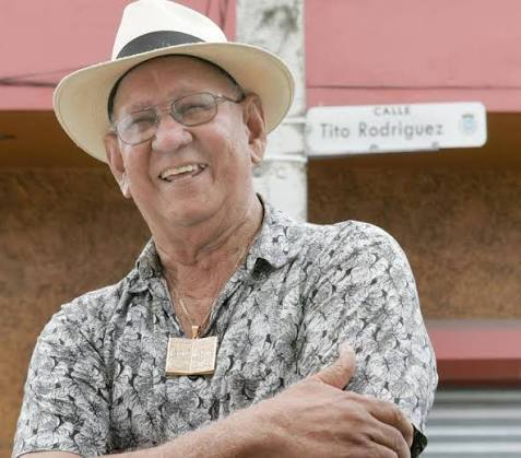 Retrato aportado de Roberto Angleró, con sombrero claro y camisa estampada