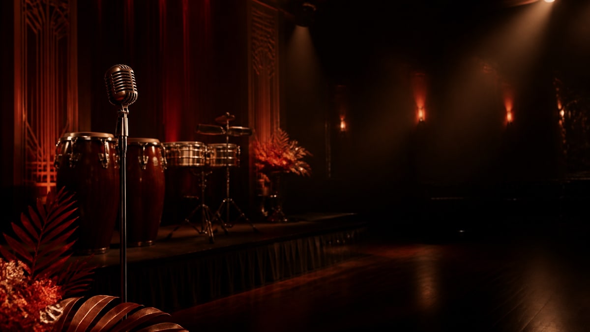 Ilustración editorial de un escenario salsero vacío con micrófono, congas y timbales bajo luces cálidas